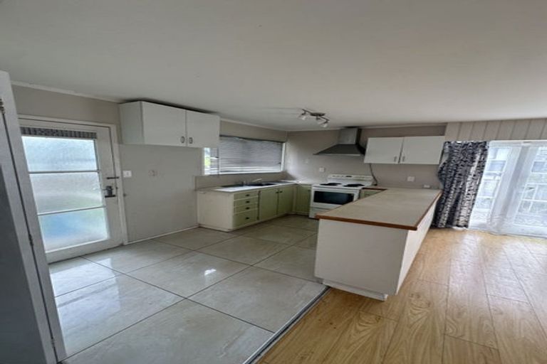 Photo of property in 1/3 Forsythe Place, Massey, Auckland, 0614