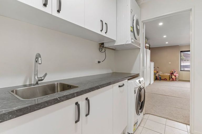 Photo of property in 62 Thornbury Crescent, East Tamaki Heights, Auckland, 2016