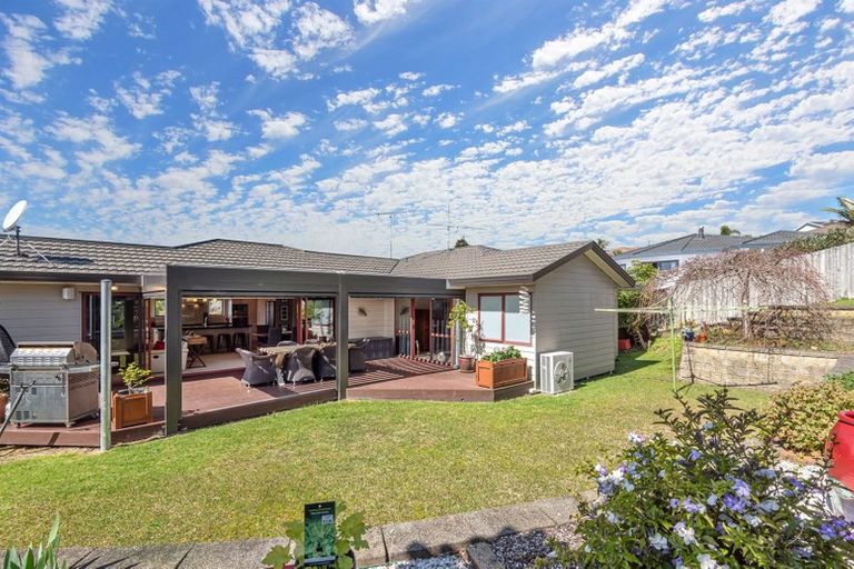 Photo of property in 15 Ballini Rise, West Harbour, Auckland, 0618