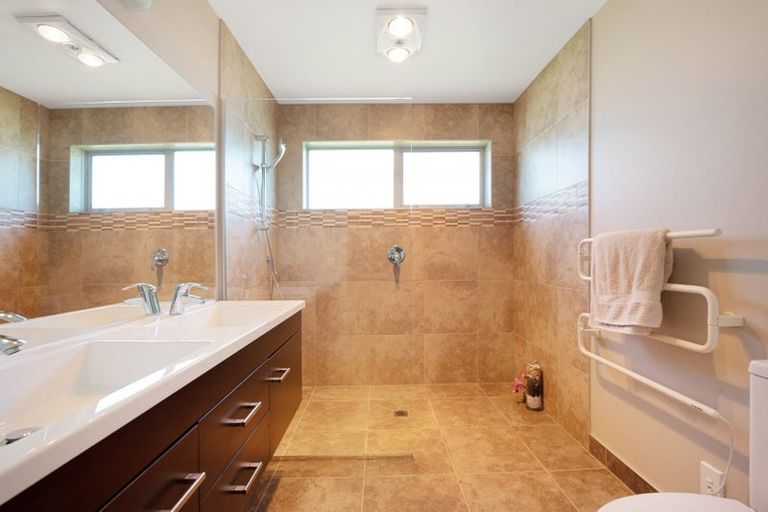 Photo of property in 52 Tamworth Crescent, Newlands, Wellington, 6037