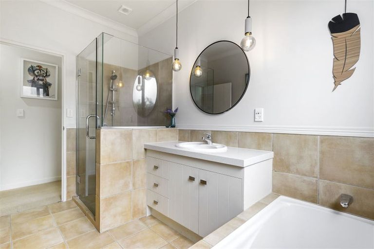 Photo of property in 16 Renlee Place, Shelly Park, Auckland, 2014