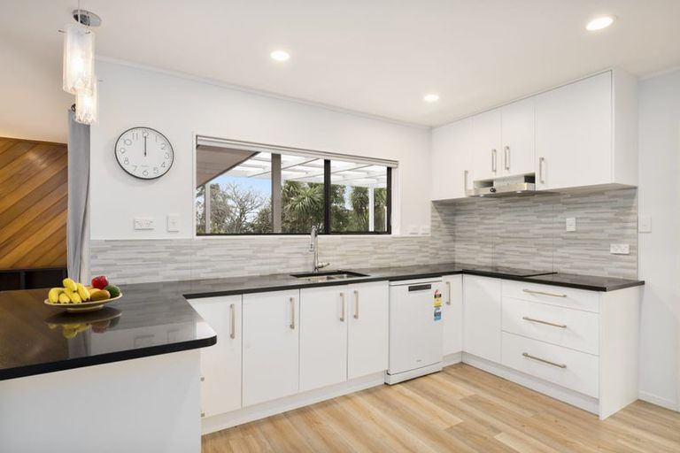 Photo of property in 14 Rhinevale Close, Henderson, Auckland, 0612