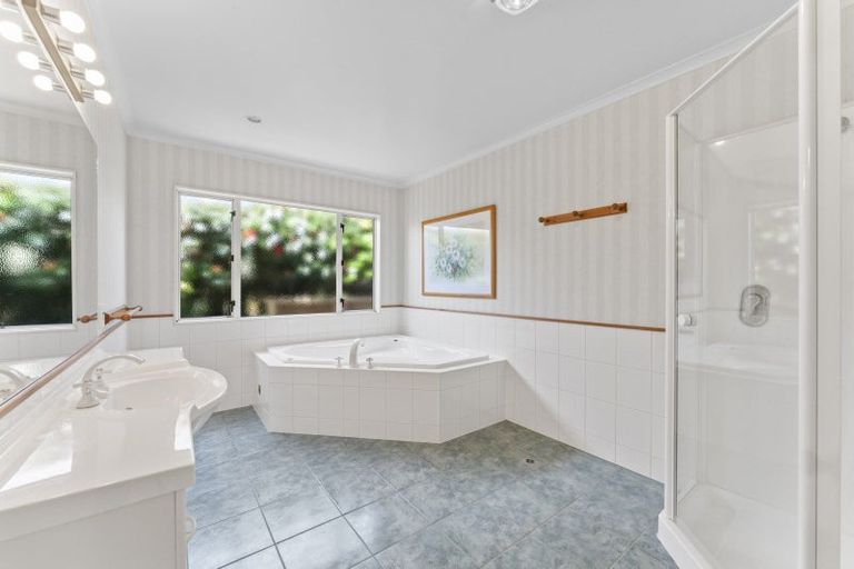 Photo of property in 2 Fairview Terrace, Waipahihi, Taupo, 3330