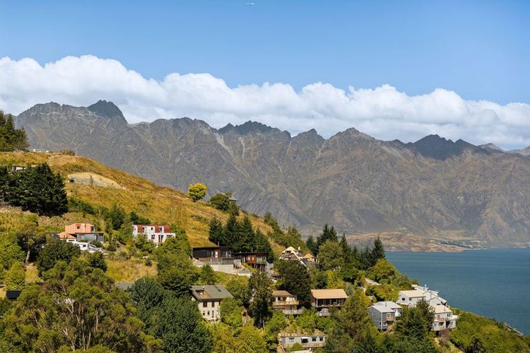 Photo of property in 64 Dart Place, Fernhill, Queenstown, 9300