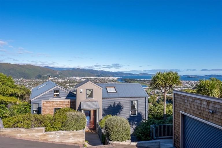 Photo of property in 100 Viewmont Drive, Harbour View, Lower Hutt, 5010