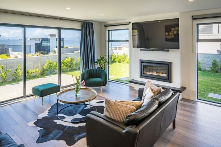 Photo of property in 22 Cromwell Point, Newlands, Wellington, 6037