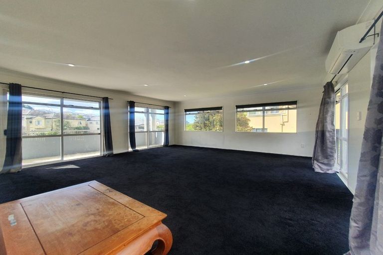 Photo of property in 18 Belleaire Court, West Harbour, Auckland, 0618