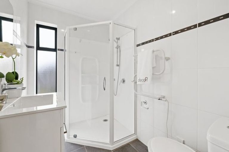 Photo of property in 9 Travis View Drive, Fairview Heights, Auckland, 0632