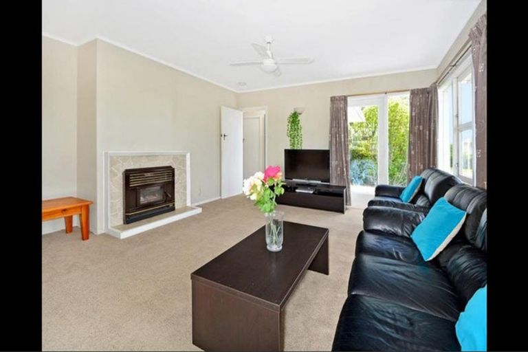 Photo of property in 2/12 Holland Road, Hillcrest, Auckland, 0627