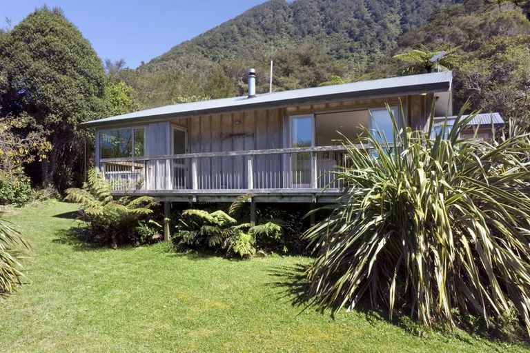 Photo of property in 3215 Archers Road, Tennyson Inlet, 7195
