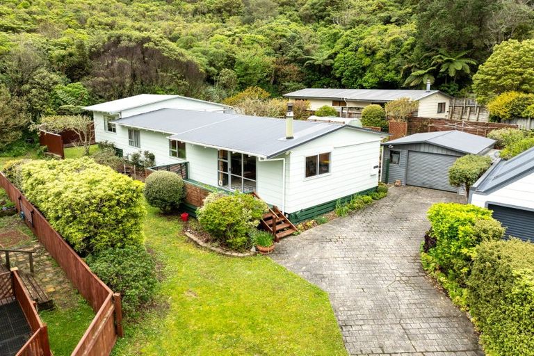 Photo of property in 12 Fiona Grove, Karori, Wellington, 6012