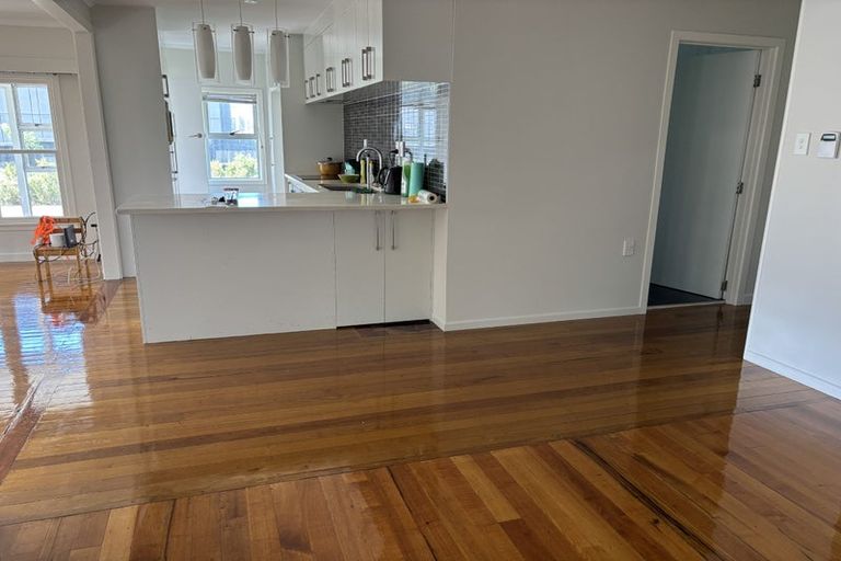 Photo of property in 1/75 Shakespeare Road, Milford, Auckland, 0620