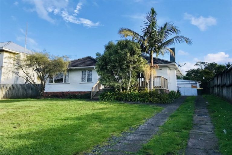 Photo of property in 15 Ayrton Street, Te Atatu South, Auckland, 0610