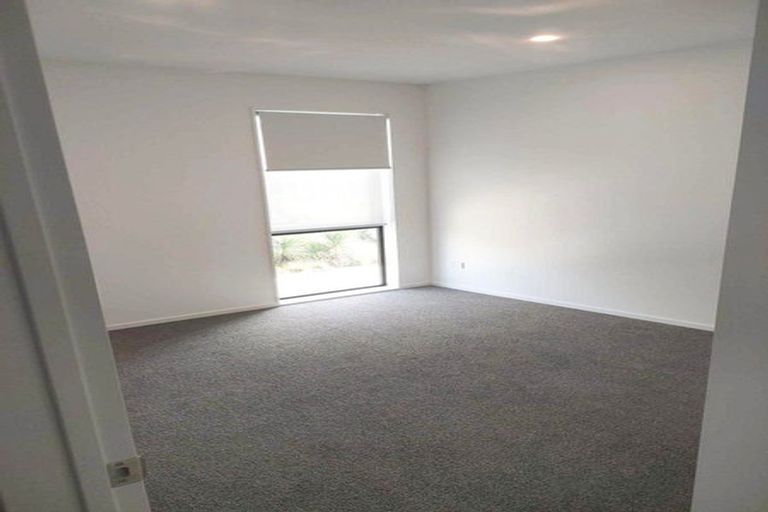 Photo of property in 14 Papai Lane, Massey, Auckland, 0614