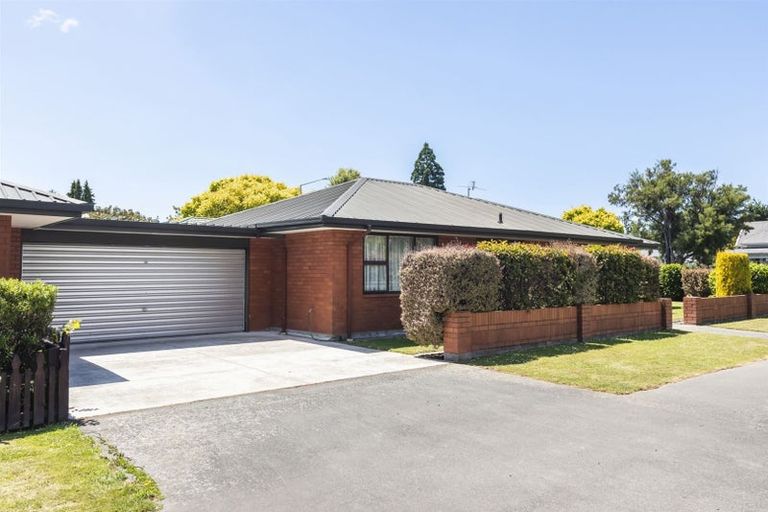 Photo of property in 2/2a Thorrington Road, Cashmere, Christchurch, 8022