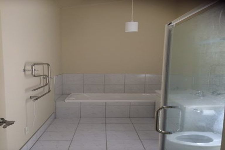 Photo of property in 4 Mitika Way, Strathmore Park, Wellington, 6022