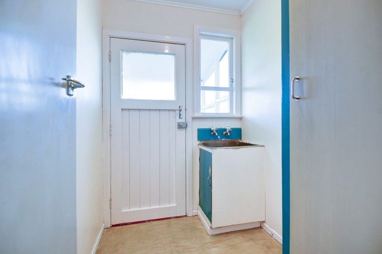 Photo of property in 28 Suther Street, Waverley, 4510