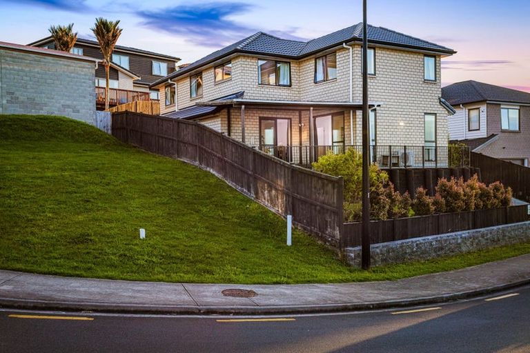 Photo of property in 16 Eric Gifford Drive, Ranui, Auckland, 0612