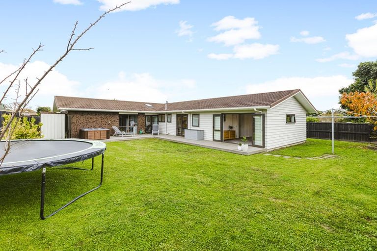 Photo of property in 9 Elrita Place, Conifer Grove, Takanini, 2112