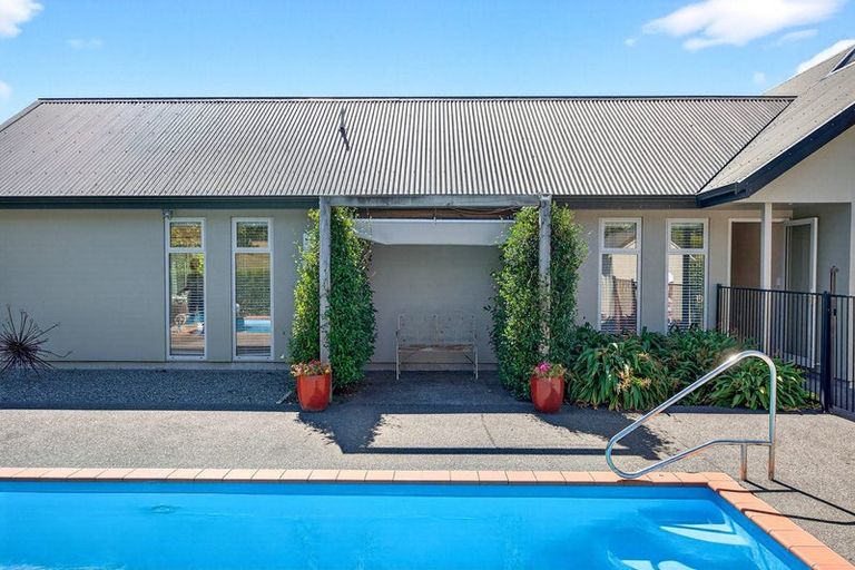Photo of property in 10 Fairway Drive, Martinborough, 5711