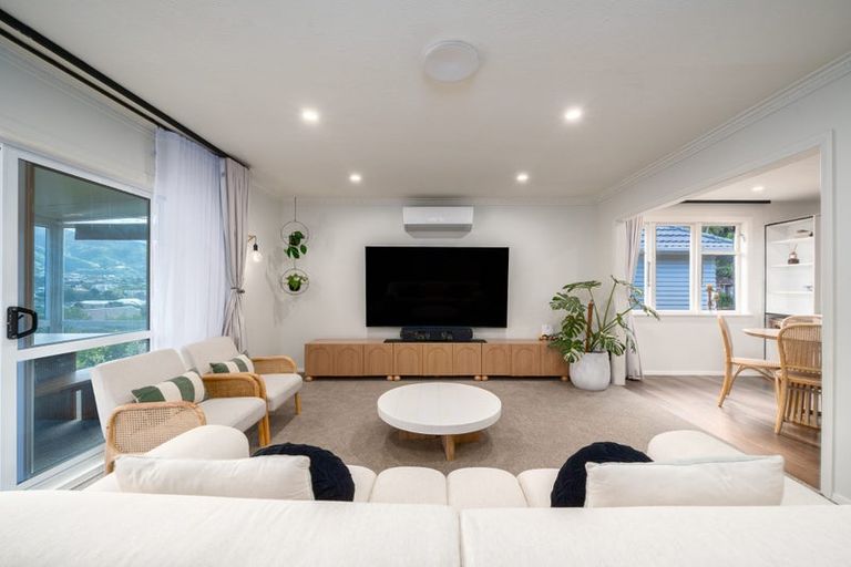 Photo of property in 73 Taylor Terrace, Tawa, Wellington, 5028