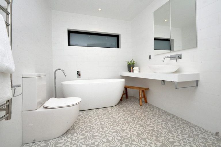 Photo of property in 10 Vaughan Crescent, Murrays Bay, Auckland, 0630