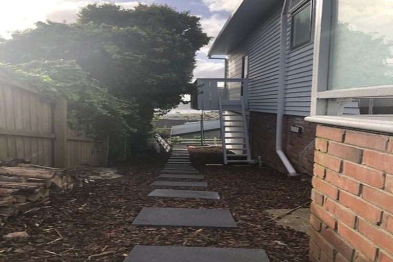 Photo of property in 1/146 Sunset Road, Unsworth Heights, Auckland, 0632