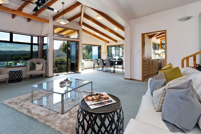 Photo of property in 26 Piha Road, Piha, 0772