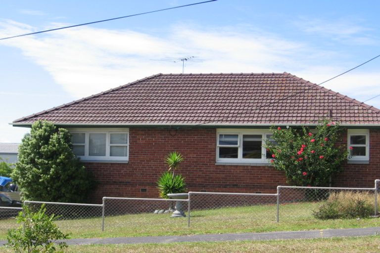 Photo of property in 1a Garadice Road, Rothesay Bay, Auckland, 0630