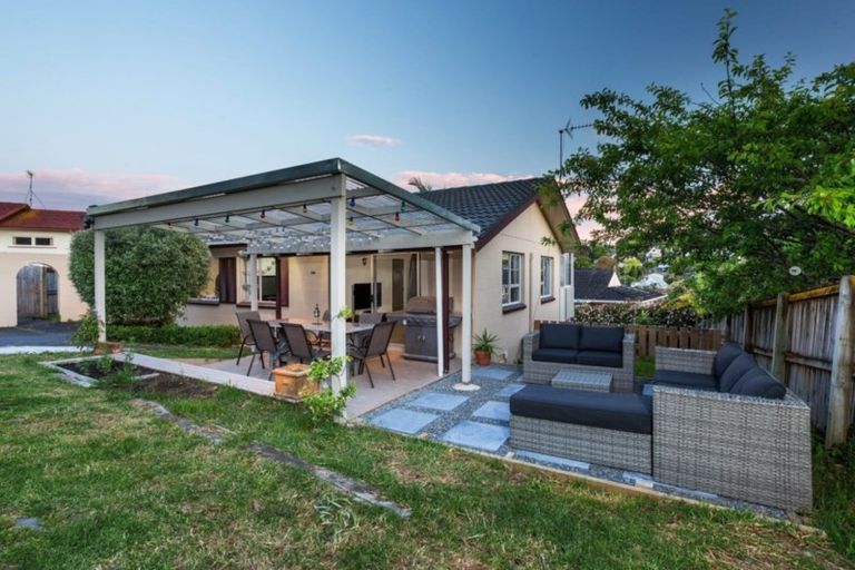 Photo of property in 2/31 Mannering Place, Hillcrest, Auckland, 0627