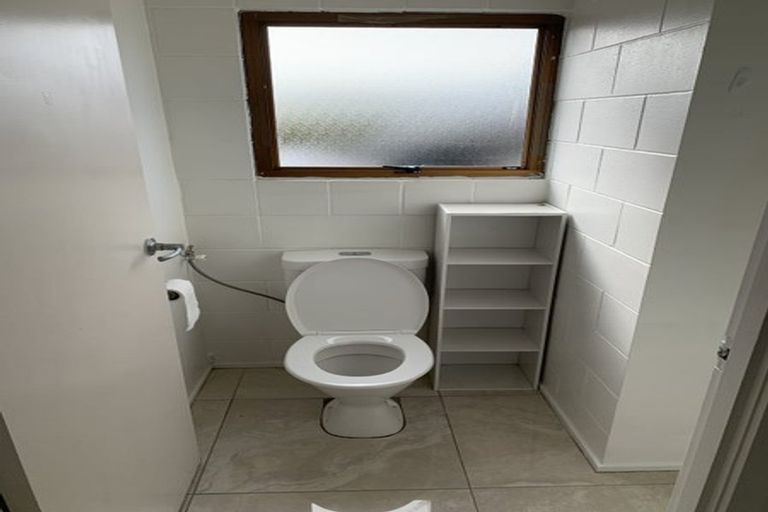 Photo of property in 11 Ian Place, Glendene, Auckland, 0602