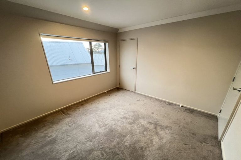 Photo of property in 6 Brindle Way, Newlands, Wellington, 6037