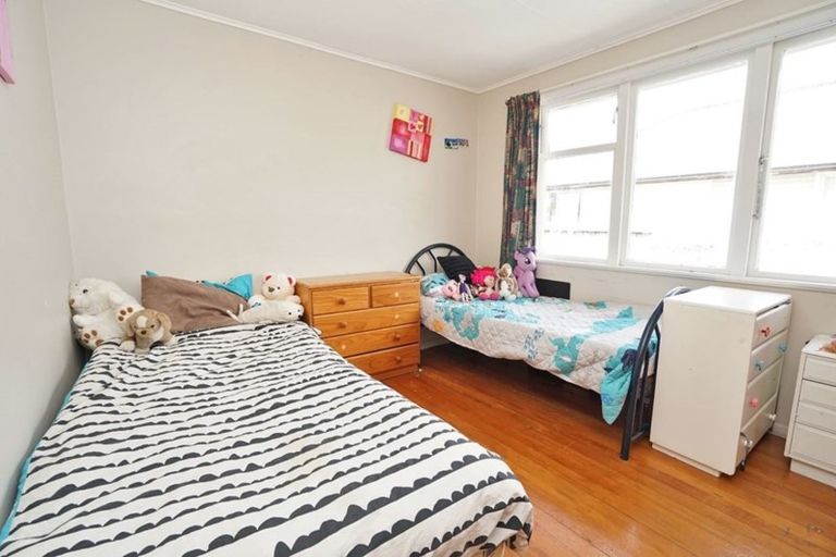 Photo of property in 12 Yeats Crescent, Fairfield, Hamilton, 3214
