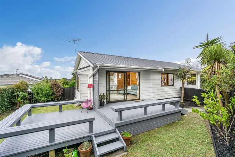 Photo of property in 2/9 Teal Crescent, Beach Haven, Auckland, 0626