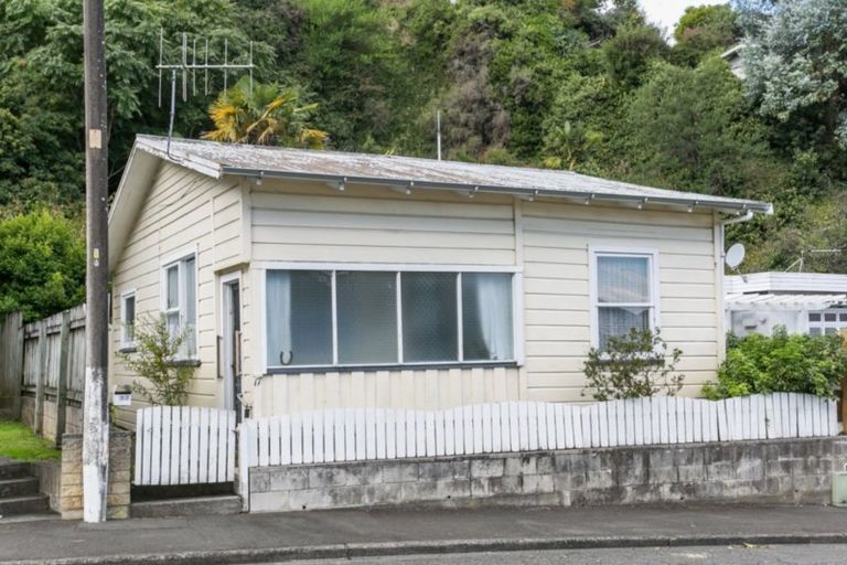 Photo of property in 17 Chaucer Road, Hospital Hill, Napier, 4110