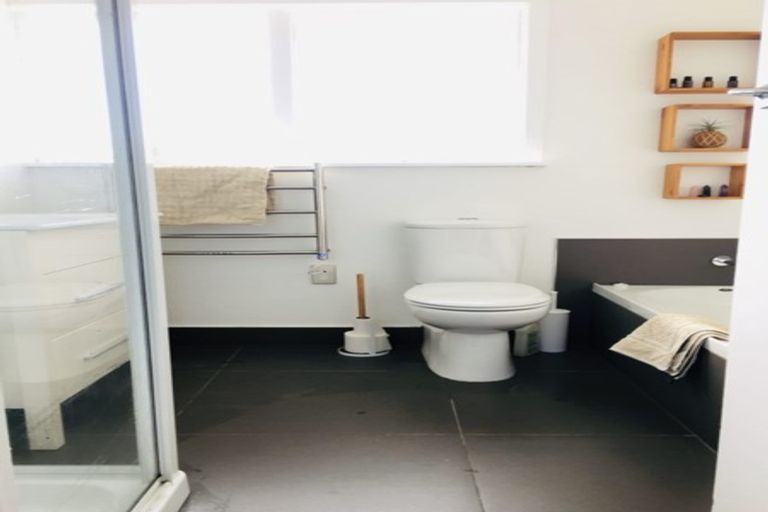 Photo of property in 4 O'donn Avenue, Beach Haven, Auckland, 0626