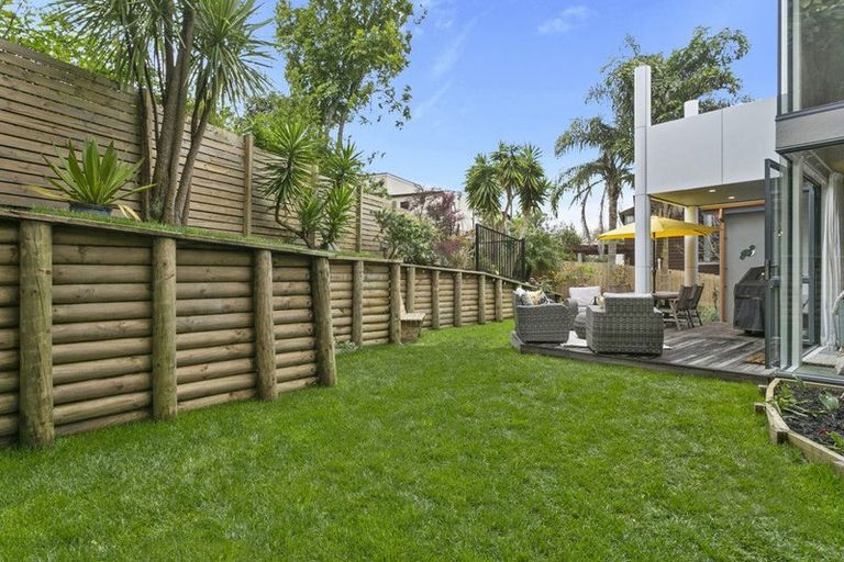 Photo of property in 61 Newhaven Terrace, Mairangi Bay, Auckland, 0630