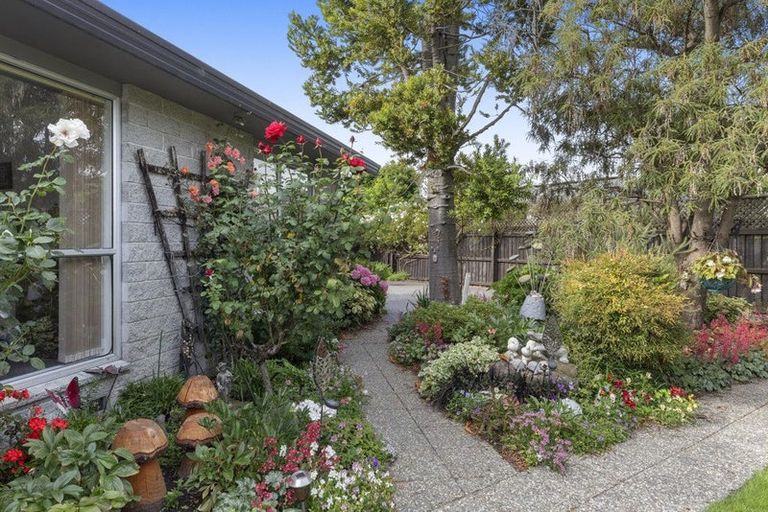 Photo of property in 6 Te One Place, Redwood, Christchurch, 8051