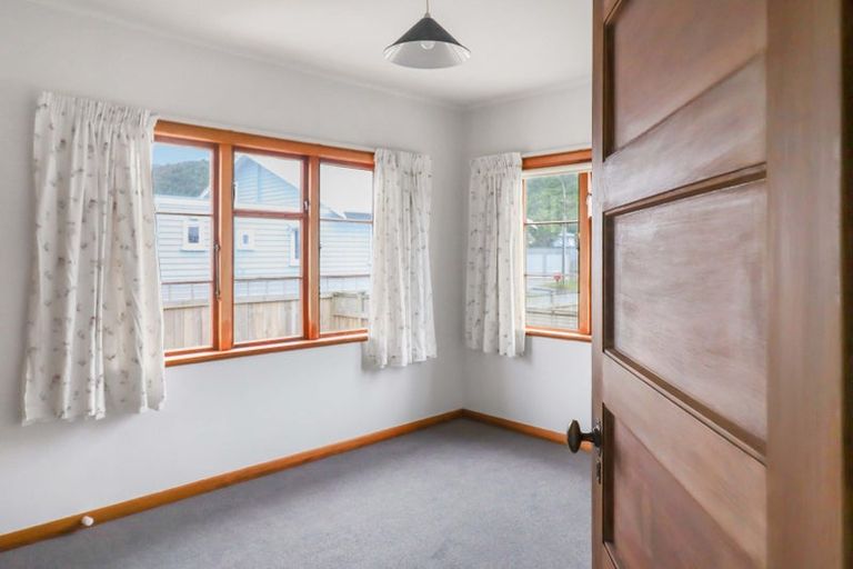 Photo of property in 31 Happy Valley Road, Owhiro Bay, Wellington, 6023