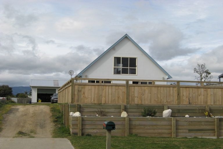 Photo of property in 36 Manga-pirau Street, Waikawa Beach, Manakau, 5573