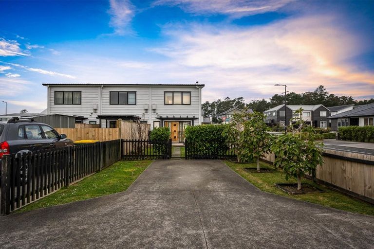 Photo of property in 2 Lumbarda Drive, Kumeu, 0810