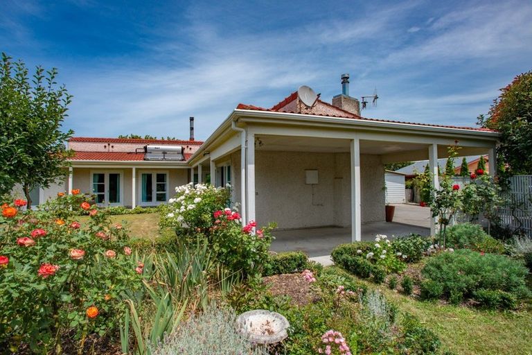 Photo of property in 20 Deakin Place, Clive, 4102