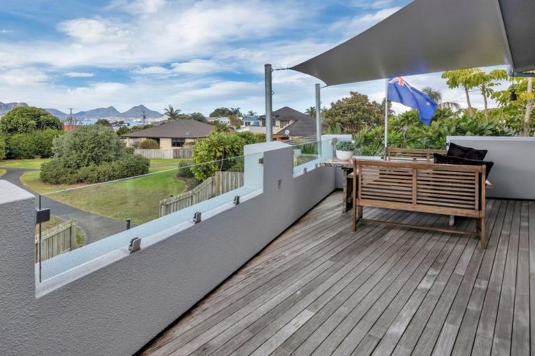 Photo of property in 15 Miami Place, One Tree Point, 0118