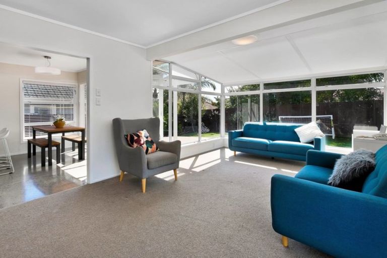 Photo of property in 17a St Michaels Avenue, Point Chevalier, Auckland, 1022