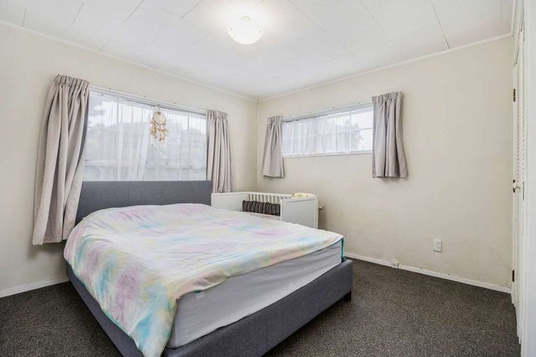 Photo of property in 33 Claverdon Drive, Massey, Auckland, 0614