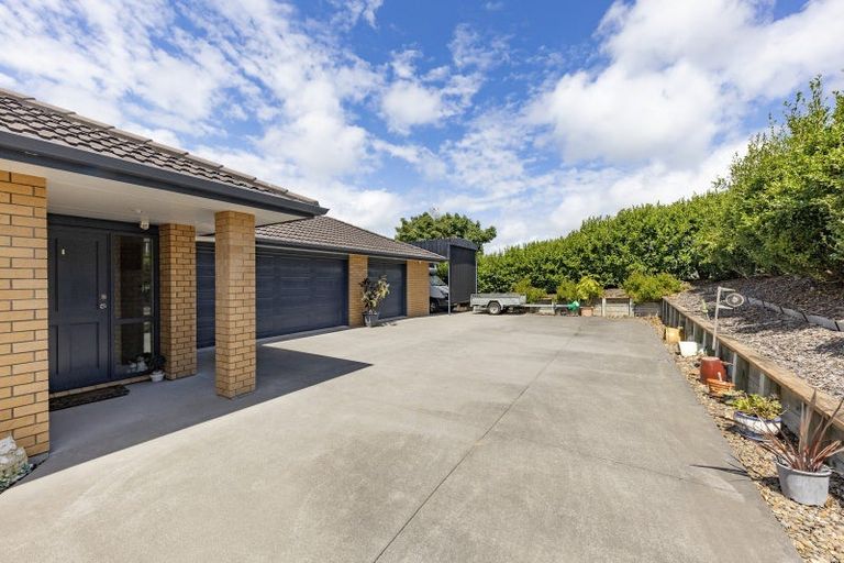 Photo of property in 15 Gavinike Place, Waimauku, 0812