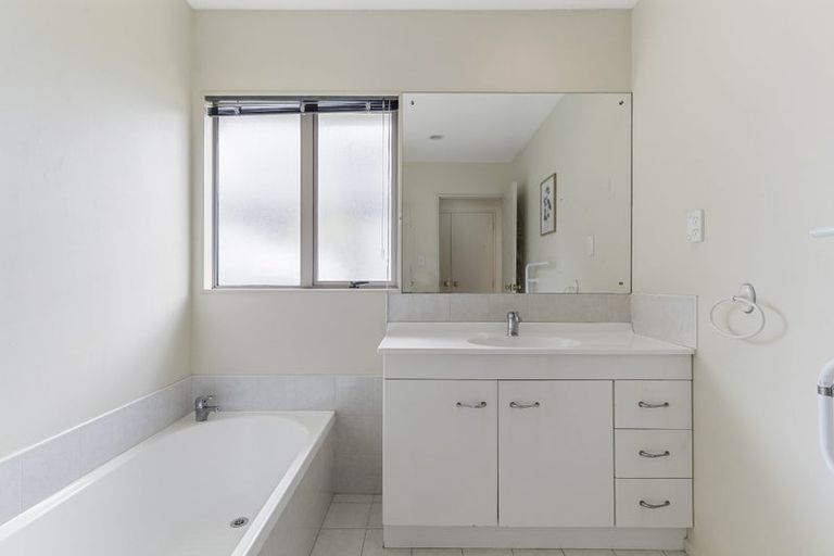 Photo of property in 1/40 Esther Place, Red Beach, 0932