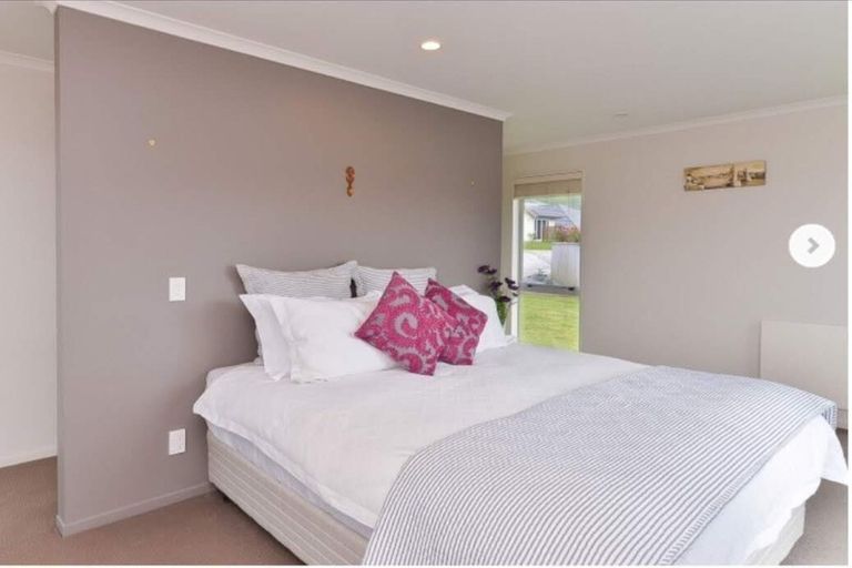 Photo of property in 31 Mcewen Crescent, Riverstone Terraces, Upper Hutt, 5018