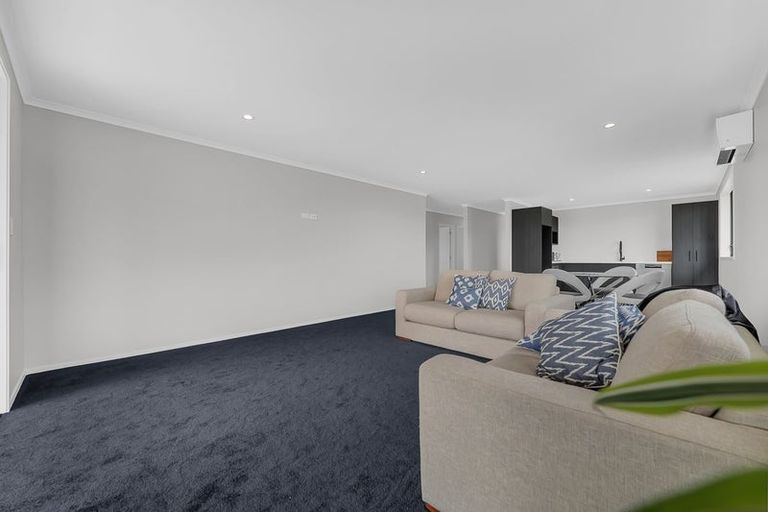 Photo of property in 2 Paapaka Way, Waiuku, 2123