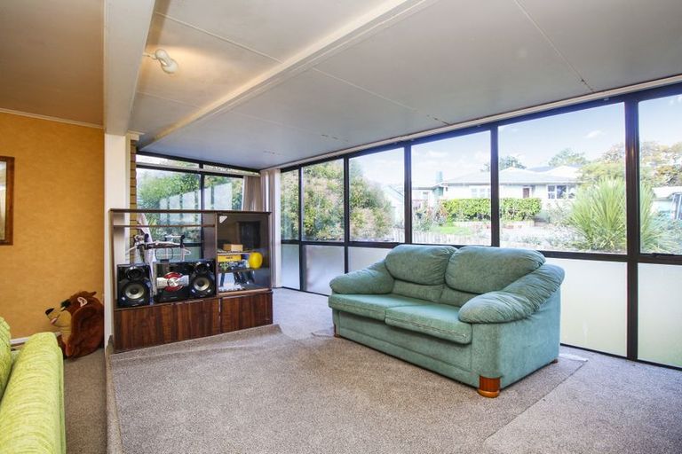 Photo of property in 2/9 Adriatic Avenue, Henderson, Auckland, 0612